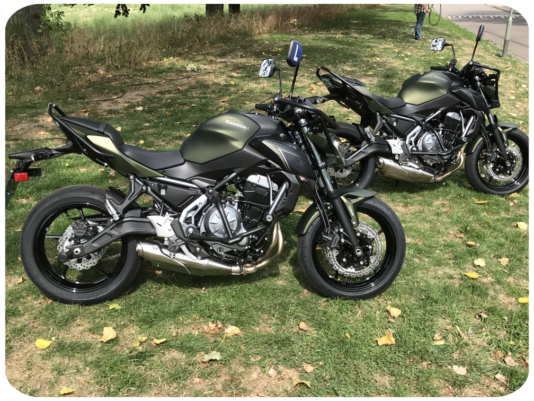 Foto van de zijkant van twee Kawasaki Z650 lesmotoren